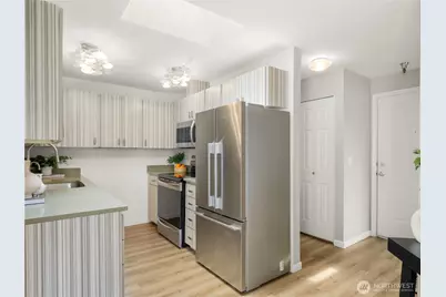 5624 Roosevelt Way NE #302, Seattle, WA 98105 - Photo 9