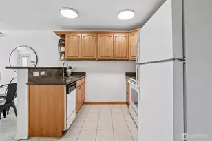 5624 Roosevelt Way NE, Seattle, WA 98105 - Photo 11