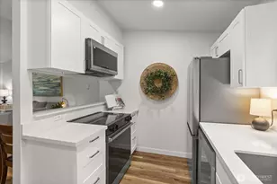 10822 E Riverside Dr, Bothell, WA 98011 - Photo 11