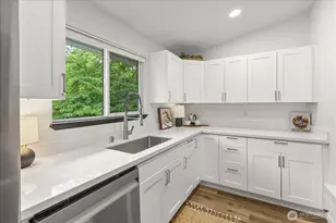 10822 E Riverside Dr, Bothell, WA 98011 - Photo 9