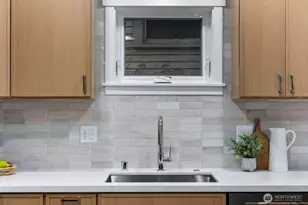 1004 N 48th St, Seattle, WA 98103 - Photo 9
