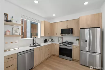 10338 Wallingford Avenue N #B, Seattle, WA 98133 - Photo 7
