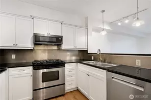 530 4th Ave W, Seattle, WA 98119 - Photo 9