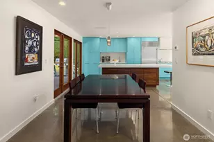 8052 Ridge Dr NE, Seattle, WA 98115 - Photo 9