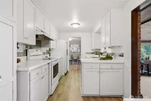 9837 Belfair Rd, Bellevue, WA 98004 - Photo 15