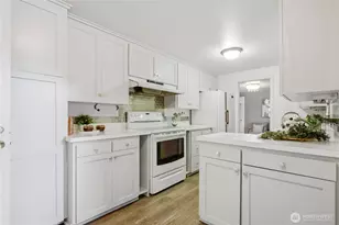 9837 Belfair Rd, Bellevue, WA 98004 - Photo 17