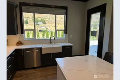 949 N Newport Loop, East Wenatchee, WA 98802 - Photo 3