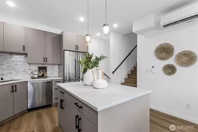 6546 D Latona Avenue NE, Seattle, WA 98115 - Photo 5