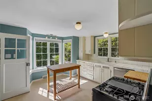 739 N 165th St, Shoreline, WA 98133 - Photo 9