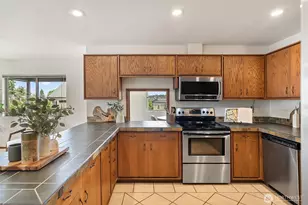 818 W Argand St, Seattle, WA 98119 - Photo 9