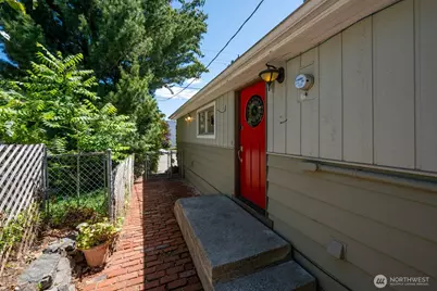 9515 Linden Avenue N, Seattle, WA 98103 - Photo 3