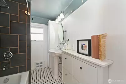 9515 Linden Avenue N, Seattle, WA 98103 - Photo 23