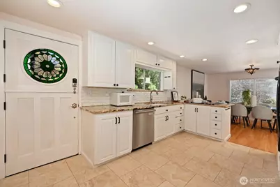 9515 Linden Avenue N, Seattle, WA 98103 - Photo 5