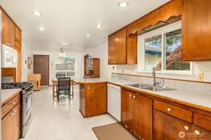 1708 Monterey Ct NE, Renton, WA 98056 - Photo 9