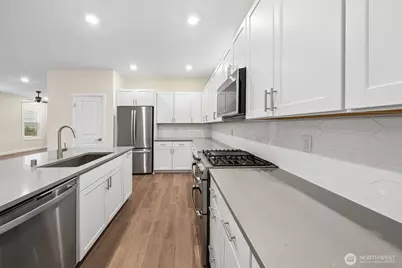 19110 Trilogy Parkway E, Bonney Lake, WA 98391 - Photo 13