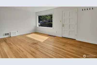 9118 Linden Avenue N, Seattle, WA 98103 - Photo 5