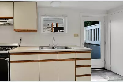9118 Linden Avenue N, Seattle, WA 98103 - Photo 21