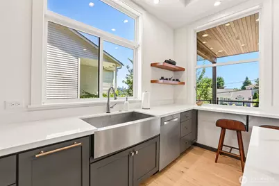 2460 W Lynn Street, Seattle, WA 98199 - Photo 9