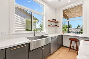 2460 W Lynn St, Seattle, WA 98199 - Photo 9