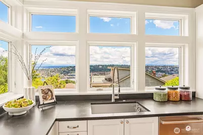 1616 Bigelow Avenue N, Seattle, WA 98109 - Photo 13