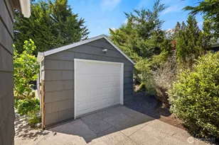 11205 Phinney Ave N, Seattle, WA 98133 - Photo 25