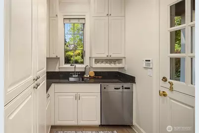 5506 NE Penrith Road, Seattle, WA 98105 - Photo 13