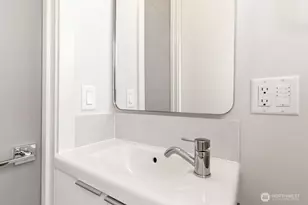 2921 Franklin Ave E, Seattle, WA 98102 - Photo 11