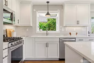 6825 Linden Ave N, Seattle, WA 98103 - Photo 11