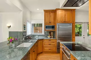 6575 NE Honeysuckle Ln, Bainbridge Island, WA 98110 - Photo 15