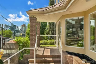 1011 5th Ave N, Seattle, WA 98109 - Photo 33
