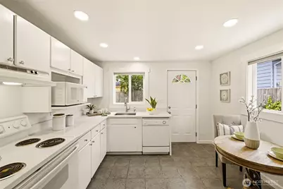2722 NE Blakeley Street, Seattle, WA 98105 - Photo 9