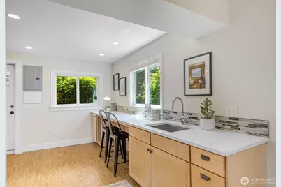 2501 Nob Hill Place N, Seattle, WA 98109 - Photo 33