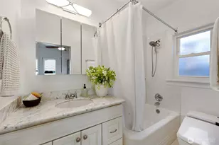 516 W Howe St, Seattle, WA 98119 - Photo 11