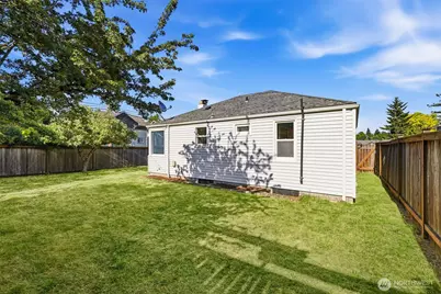 8257 Interlake Avenue N, Seattle, WA 98103 - Photo 29