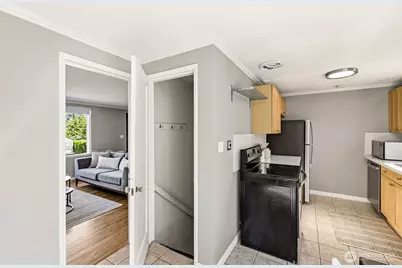 8257 Interlake Avenue N, Seattle, WA 98103 - Photo 21