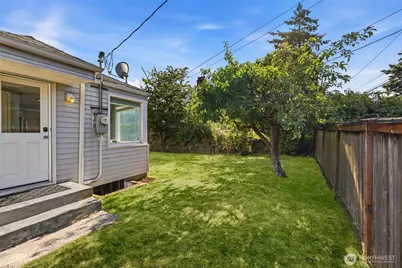 8257 Interlake Avenue N, Seattle, WA 98103 - Photo 31