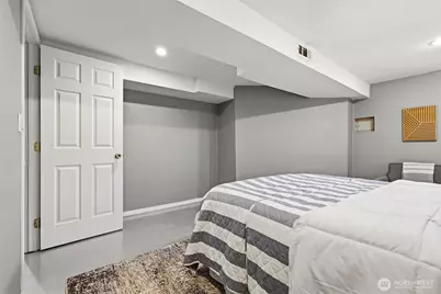 8257 Interlake Avenue N, Seattle, WA 98103 - Photo 25