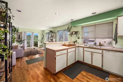 816 N 38th Street, Seattle, WA 98103 - Photo 9
