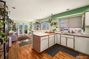 816 N 38th St, Seattle, WA 98103 - Photo 9