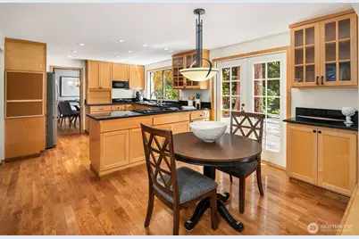 2302 126th Avenue NE, Bellevue, WA 98005 - Photo 3