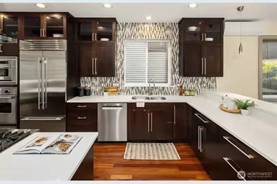 2619 Warren Avenue N, Seattle, WA 98109 - Photo 17