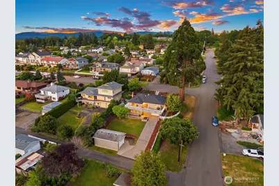 811 Grant Avenue S, Renton, WA 98057 - Photo 3