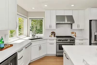 9210 Parkwood Ridge Road, Mercer Island, WA 98040 - Photo 11