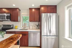 9745 Evanston Ave N, Seattle, WA 98103 - Photo 13