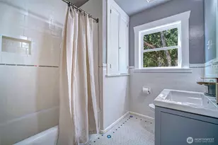 511 N 76th St, Seattle, WA 98103 - Photo 17