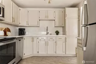 8720 Phinney Ave N, Seattle, WA 98103 - Photo 13