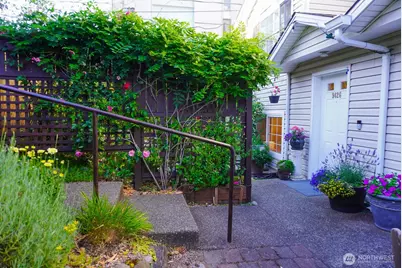 9426 Linden Avenue N, Seattle, WA 98103 - Photo 3