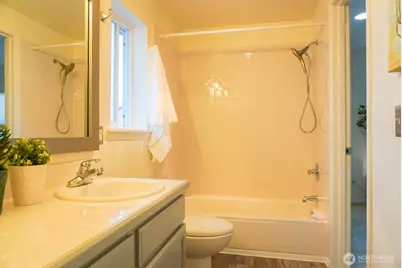 9426 Linden Avenue N, Seattle, WA 98103 - Photo 19