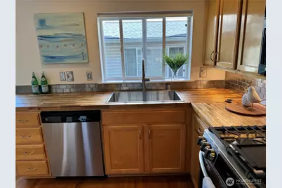 9426 Linden Avenue N, Seattle, WA 98103 - Photo 11