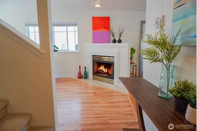 9426 Linden Avenue N, Seattle, WA 98103 - Photo 5